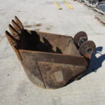 LB 80 24INCH BUCKET WITH COUPLER